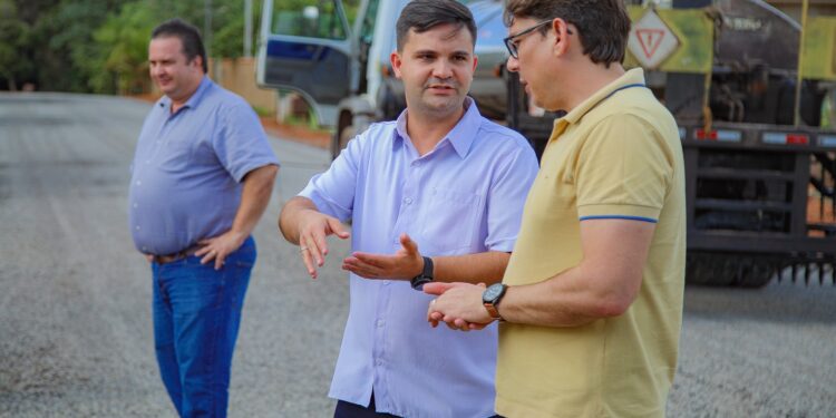 Rua Mamoré no setor 02 em Jaru recebe capa asfáltica