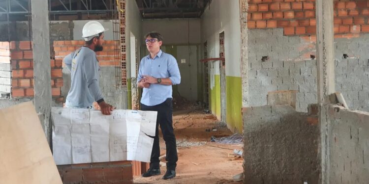 Vice-prefeito Jeverson Lima acompanha obras de ampliação da UTI municipal
